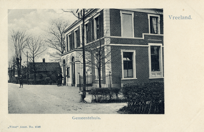 14965 Gezicht op de voor- en rechtergevel (ged.) van het gemeentehuis annex lagere school met onderwijzerswoning ...